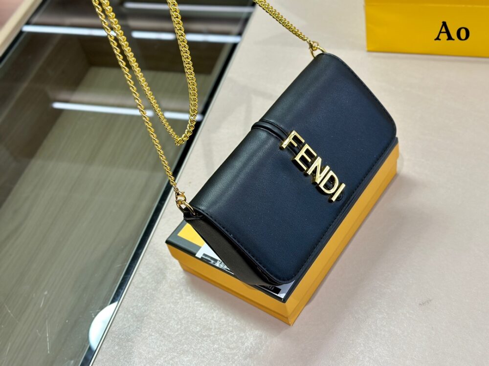 【FENDI 公式 旗艦店】 フェンディ ショルダーバッグ 当日出荷 好評に付き再入荷！21*13CM - 画像 (2)