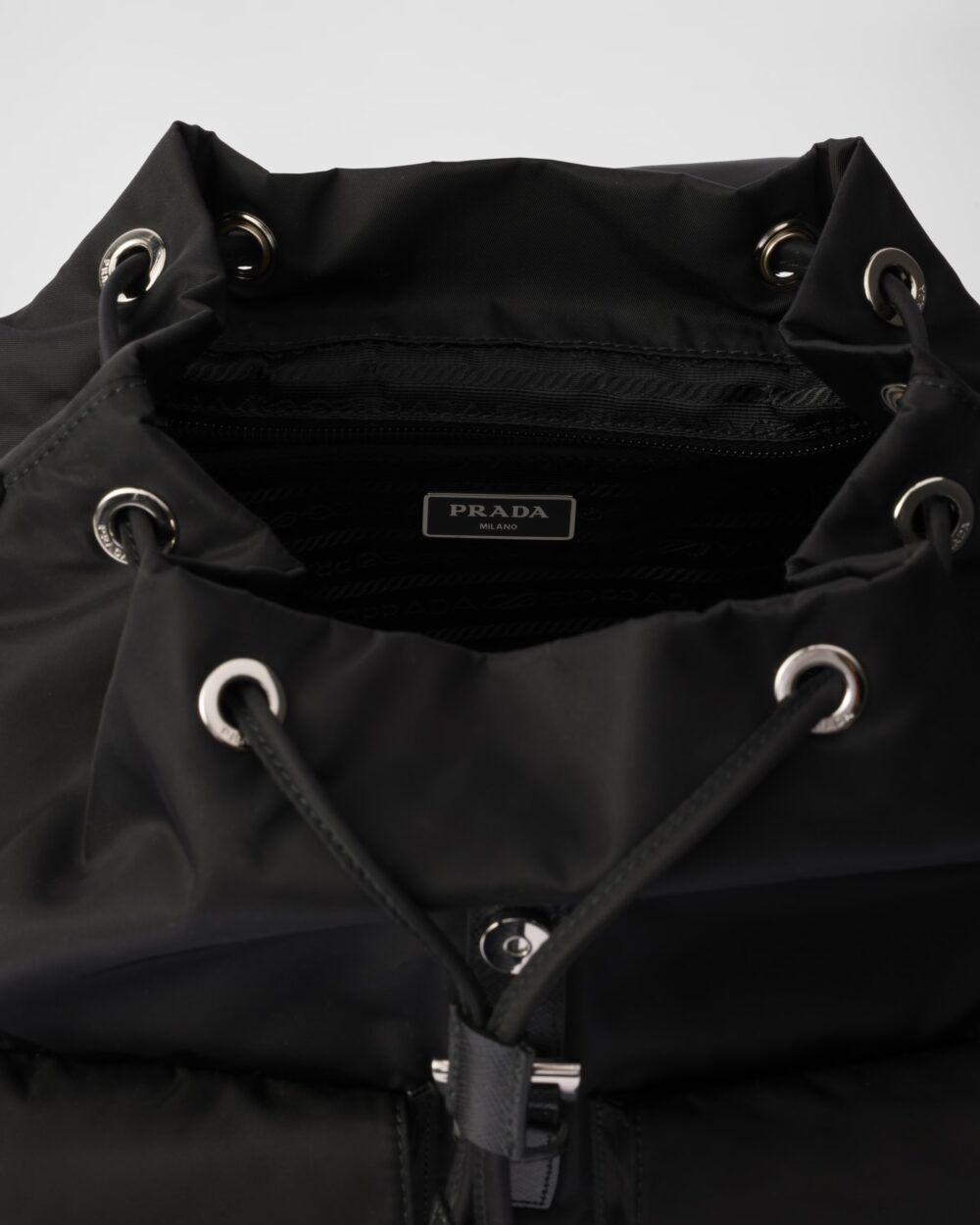 ポーチ付 ミディアム Re-Nylon バックパック 黒/サンドベージュ - 画像 (4)